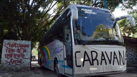 Los familiares de los 43 estudiantes desaparecidos recorren México durante una semana